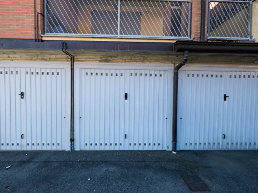 Immagine 1 di Garage in vendita  in Via Papa Wojtyla a Vermezzo Con Zelo