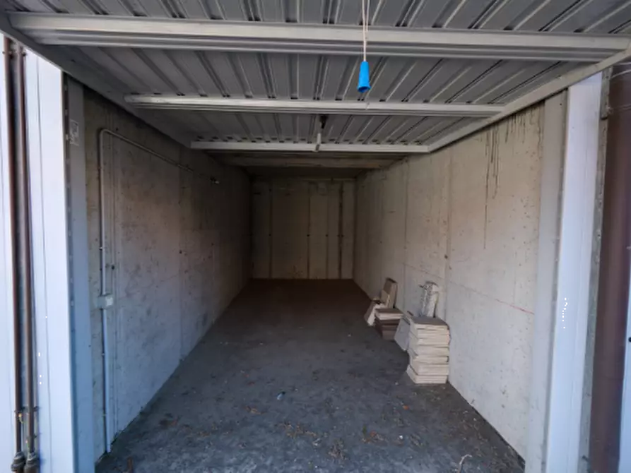 Immagine 2 di Garage in vendita  in Via Papa Wojtyla a Vermezzo Con Zelo