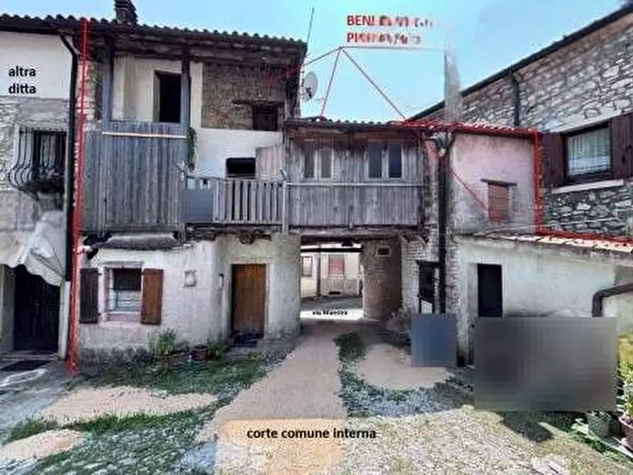 Immagine 2 di Porzione di casa in vendita  in Via Maestra a Revine Lago