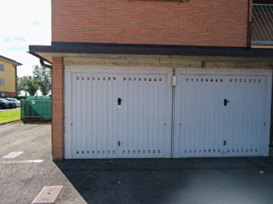 Immagine 1 di Garage in vendita  in Via Papa Wojtyla a Vermezzo Con Zelo