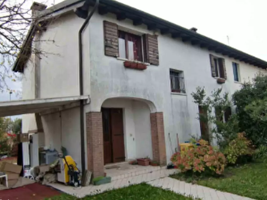 Immagine 1 di Porzione di casa in vendita  in Via Pietro Sola a Zero Branco