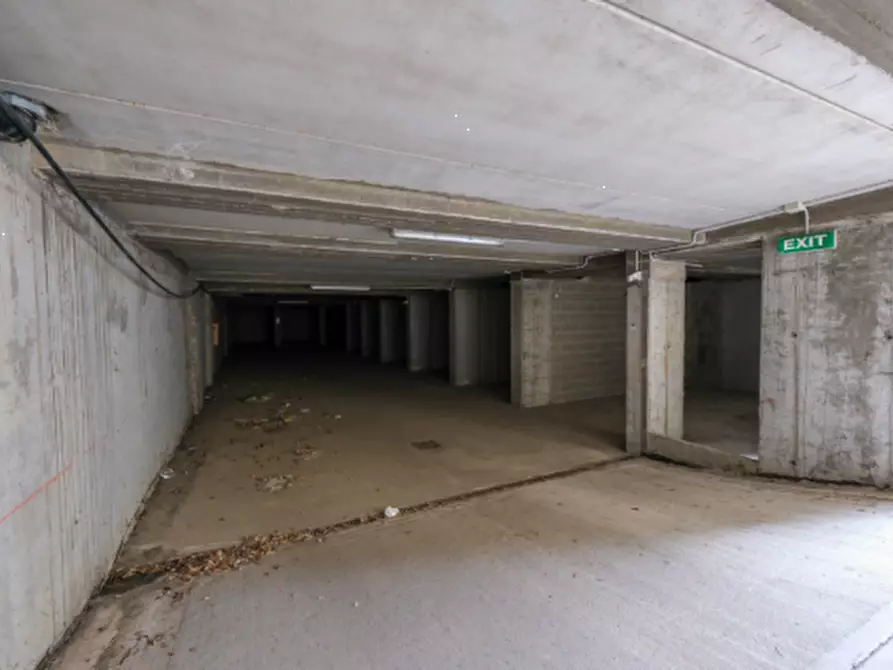 Immagine 2 di Garage in vendita  in Via Dante Alighieri a Arluno