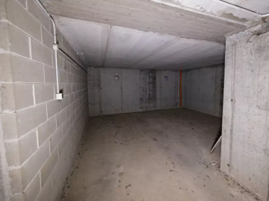 Immagine 1 di Garage in vendita  in Via Dante Alighieri a Arluno