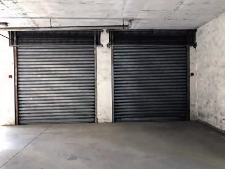Immagine 1 di Garage in vendita  in Via E. Longoni a Roma