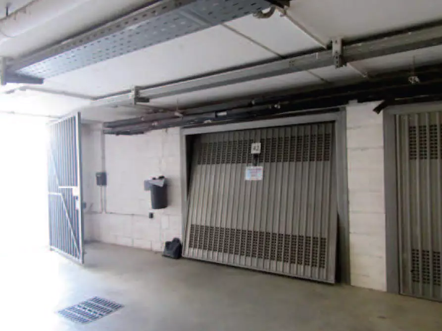 Immagine 1 di Garage in vendita  in Via A. Galleppini a Roma