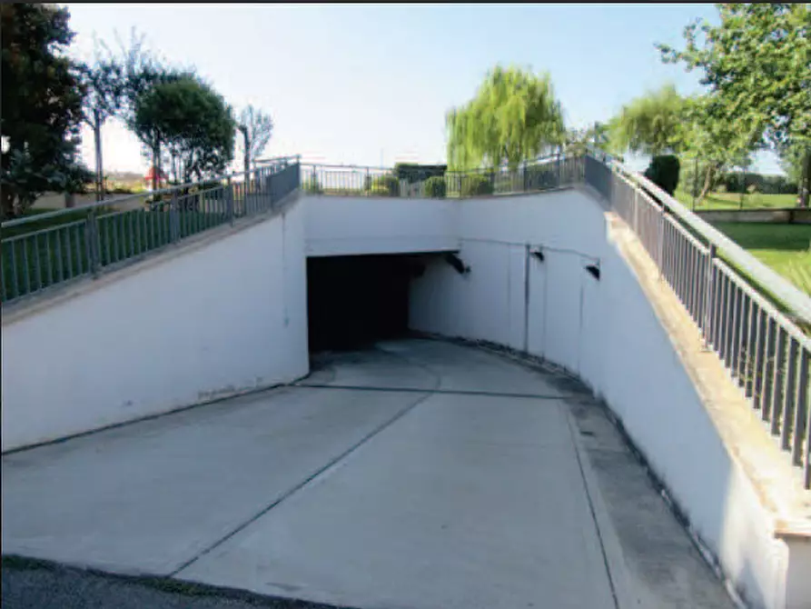 Immagine 3 di Garage in vendita  in Via A. Galleppini a Roma
