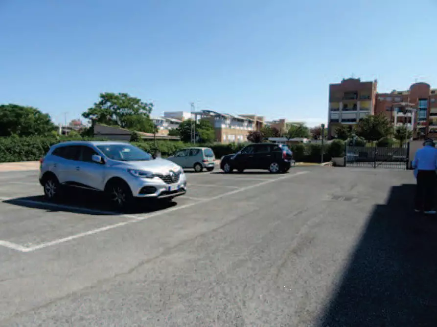 Immagine 1 di Posto auto in vendita  in Via R.Raviola a Roma
