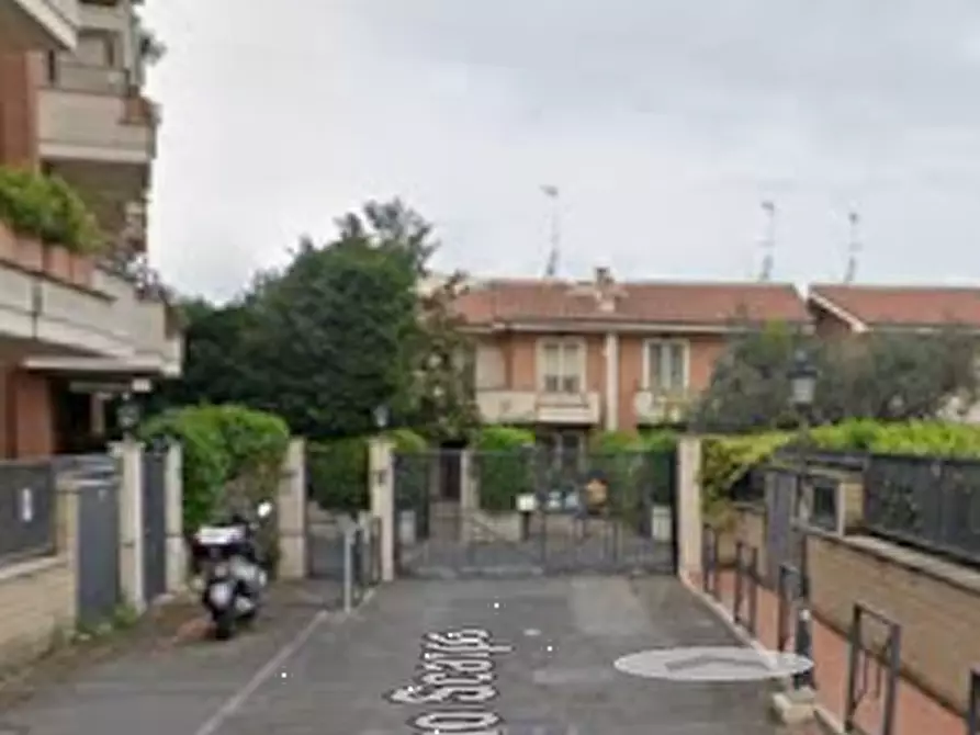 Immagine 3 di Garage in vendita  in Via Largo G. Martina a Roma