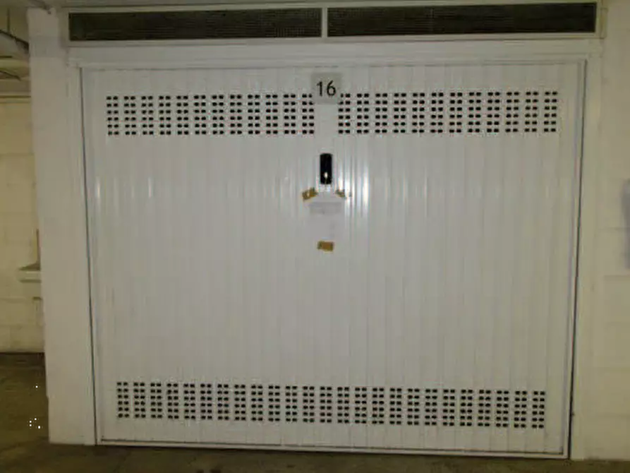 Immagine 2 di Garage in vendita  in Via G.Martina  a Roma