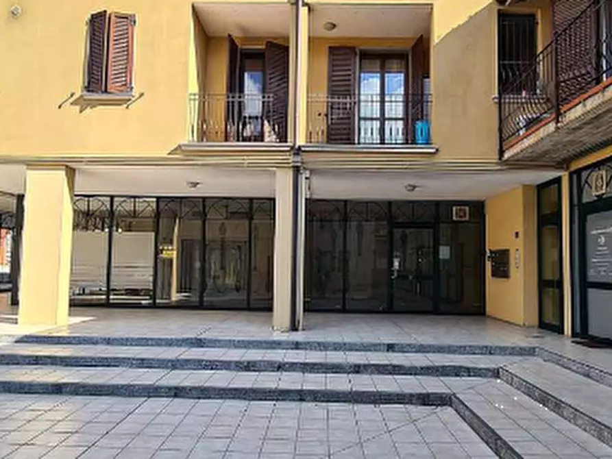 Immagine 2 di Negozio in vendita  in Piazza Italia a Manerbio