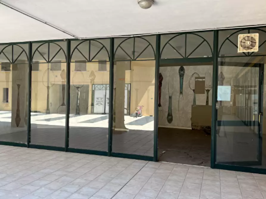 Immagine 4 di Negozio in vendita  in Piazza Italia a Manerbio