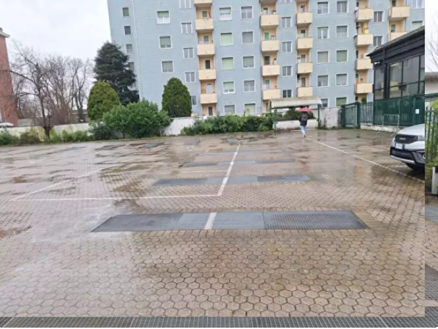 Immagine 1 di Garage in vendita  in Via Lodovico Il Moro a Milano