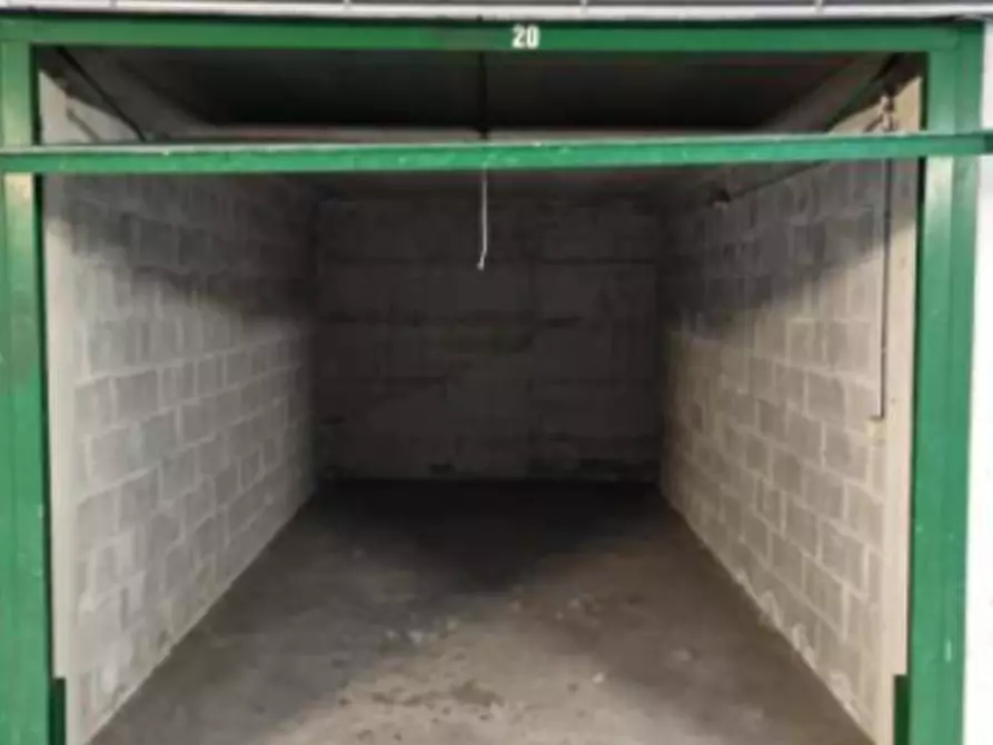 Immagine 2 di Garage in vendita  in Via Lodovico Il Moro a Milano