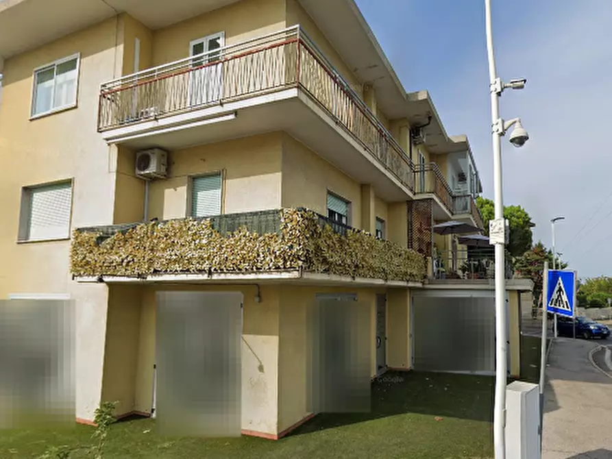 Immagine 1 di Negozio in vendita  in Via Adriatica a Riccione