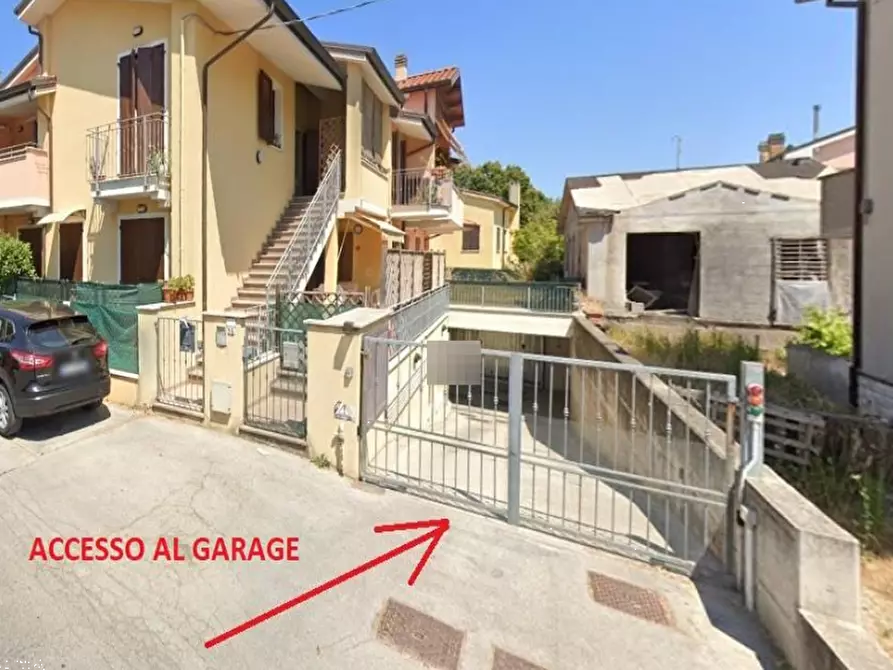 Immagine 1 di Garage in vendita  in Via del Castello a Fano