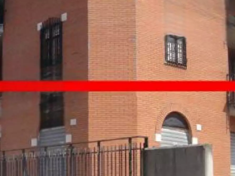 Immagine 1 di Negozio in vendita  in Via Cinquefrondi a Roma