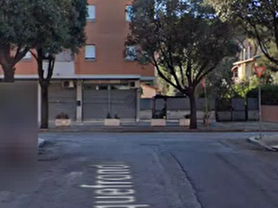 Immagine 2 di Negozio in vendita  in Via Cinquefrondi a Roma