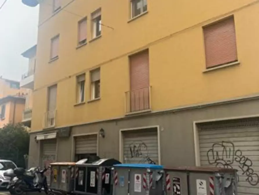 Immagine 1 di Negozio in vendita  in Via Andrea da Faenza a Bologna