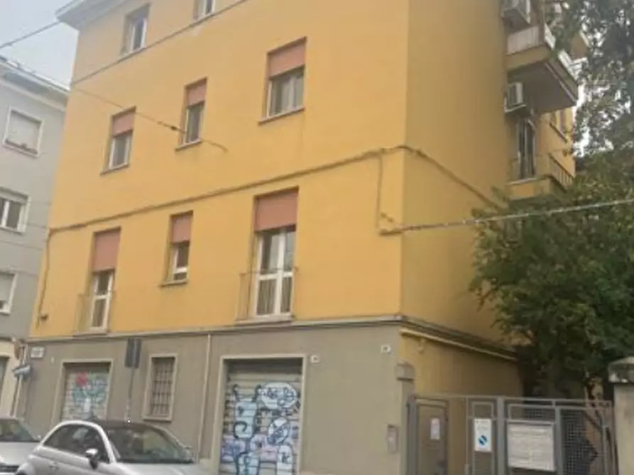Immagine 2 di Negozio in vendita  in Via Andrea da Faenza a Bologna