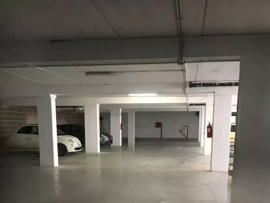 Immagine 1 di Posto auto in vendita  in Via Don Luigi Sturzo  a Pomezia