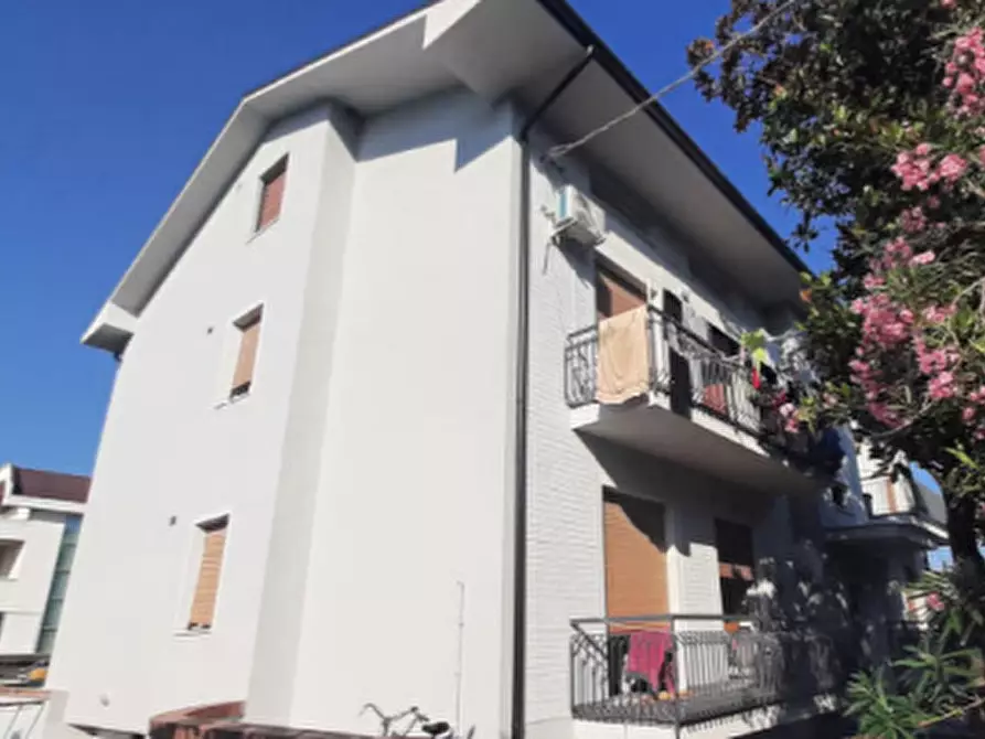Immagine 2 di Appartamento in vendita  in Via Lago Trasimeno a Fano