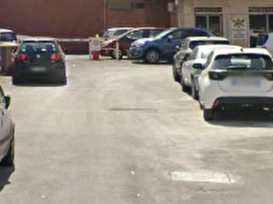 Immagine 4 di Negozio in vendita  in Via Baveno  a Roma