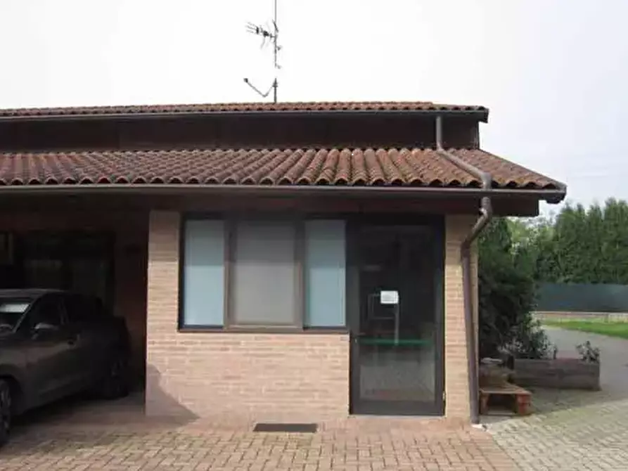 Immagine 3 di Hotel in vendita  in Strada Bressana - Salice  a Castelletto Di Branduzzo