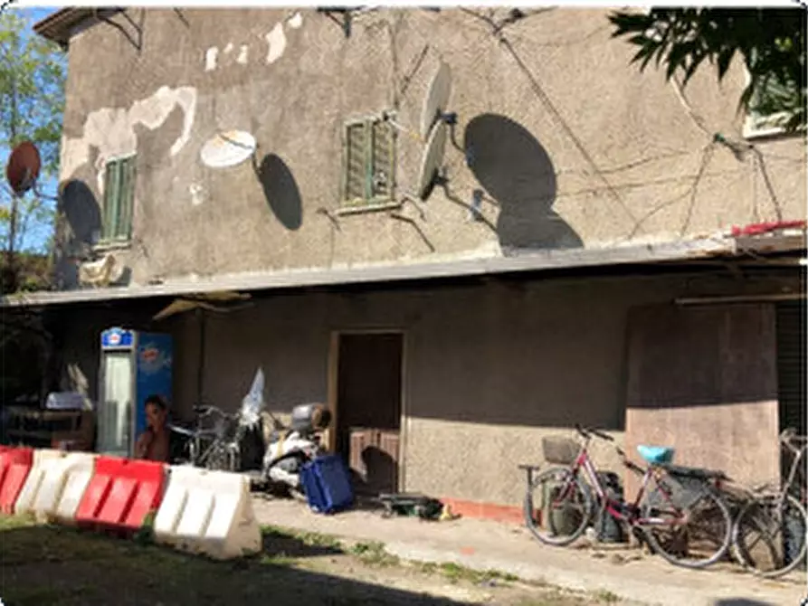 Immagine 7 di Negozio in vendita  in Via Aurelia a Carrara