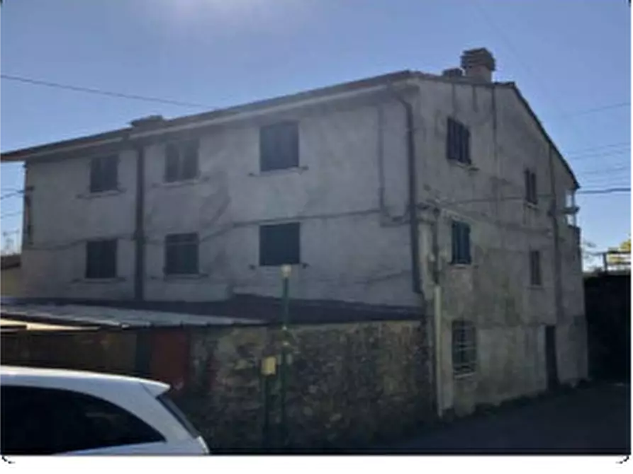 Immagine 1 di Negozio in vendita  in Via Aurelia a Carrara