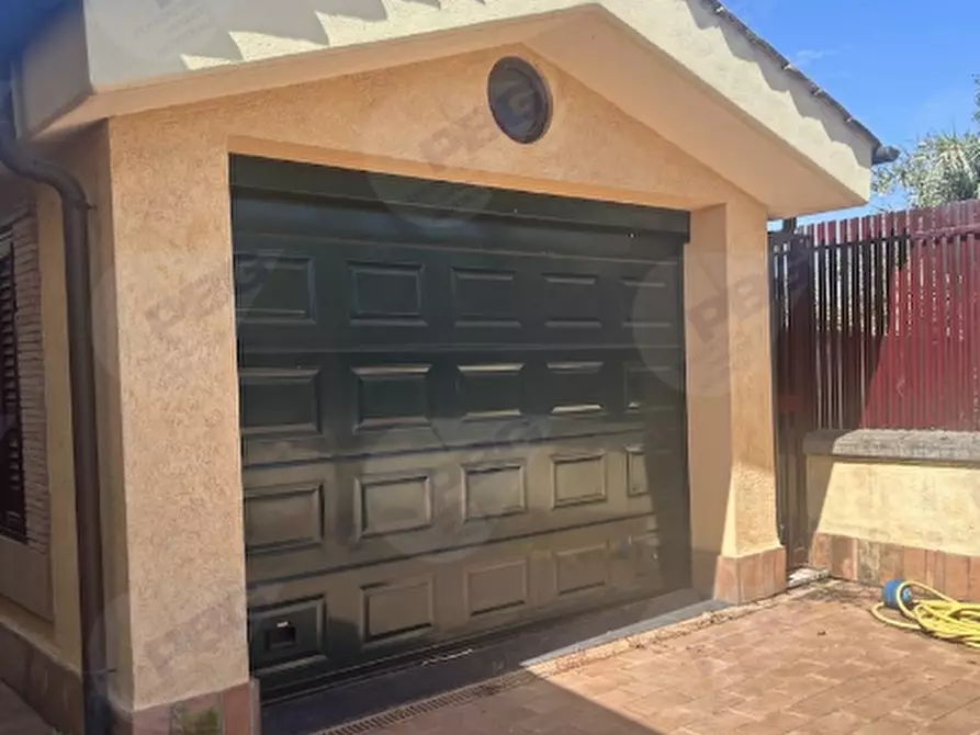 Immagine 3 di Villa in vendita  in Via di Torre Morena a Roma