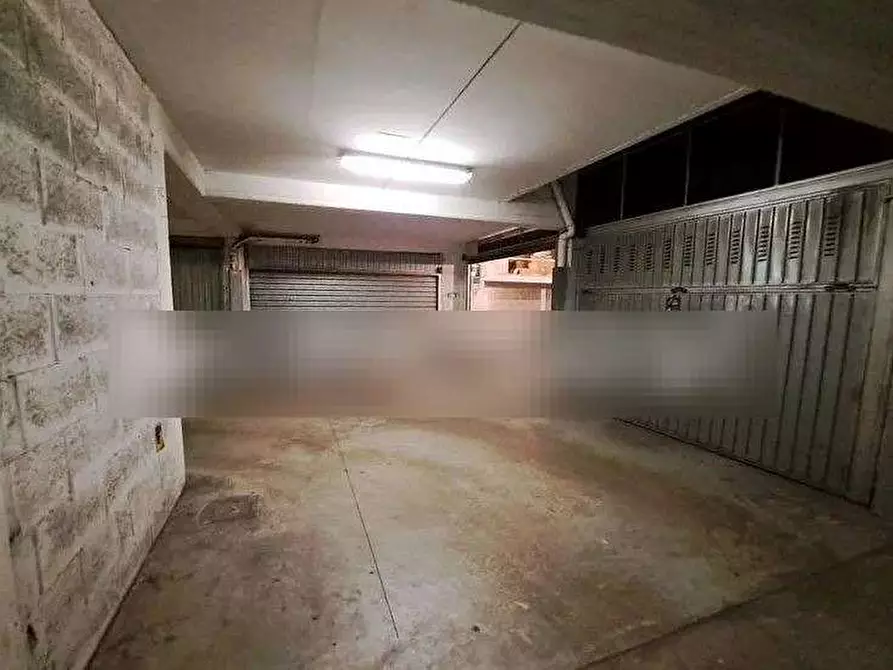 Immagine 1 di Garage in vendita  in Via Andrea Millevoi a Roma