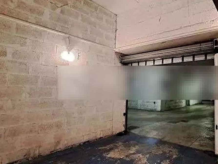 Immagine 2 di Garage in vendita  in Via Andrea Millevoi a Roma
