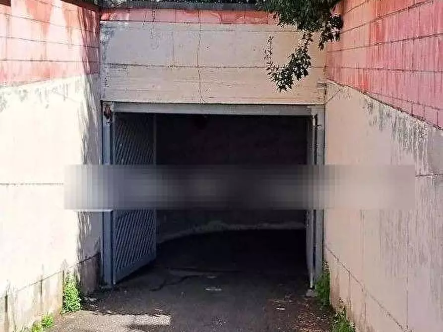 Immagine 4 di Garage in vendita  in Via Andrea Millevoi a Roma