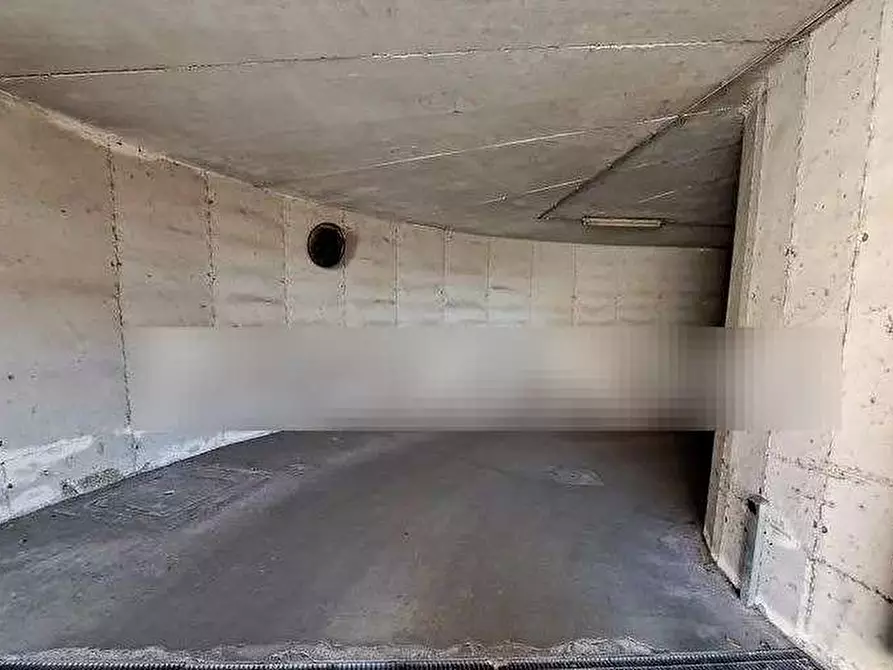 Immagine 5 di Garage in vendita  in Via Andrea Millevoi a Roma