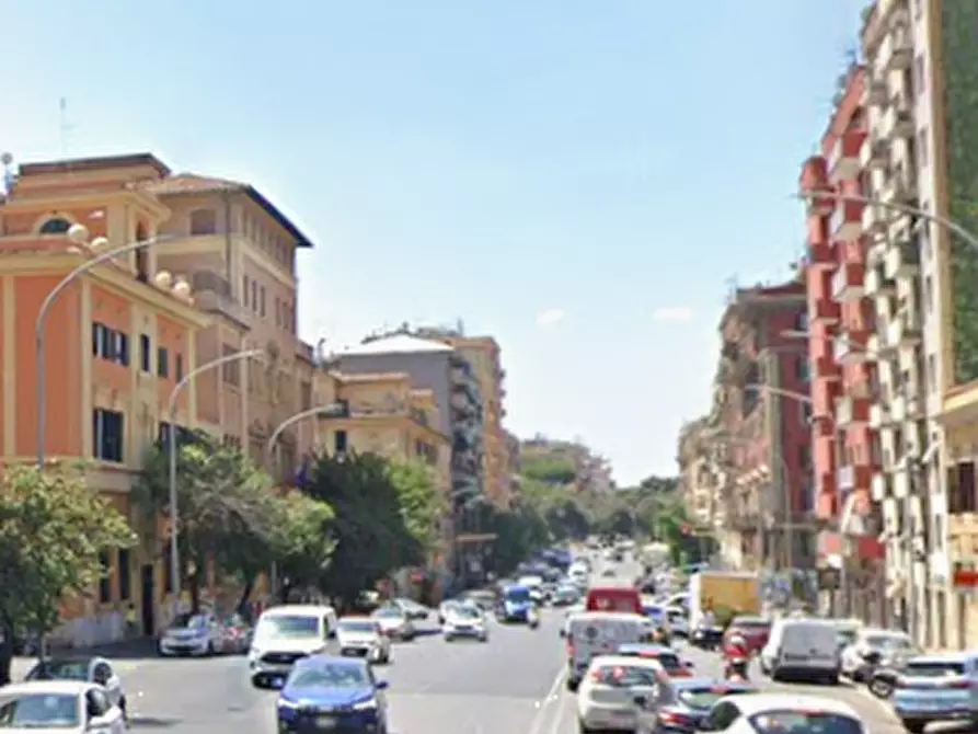 Immagine 5 di Appartamento in vendita  in Via Monza a Roma