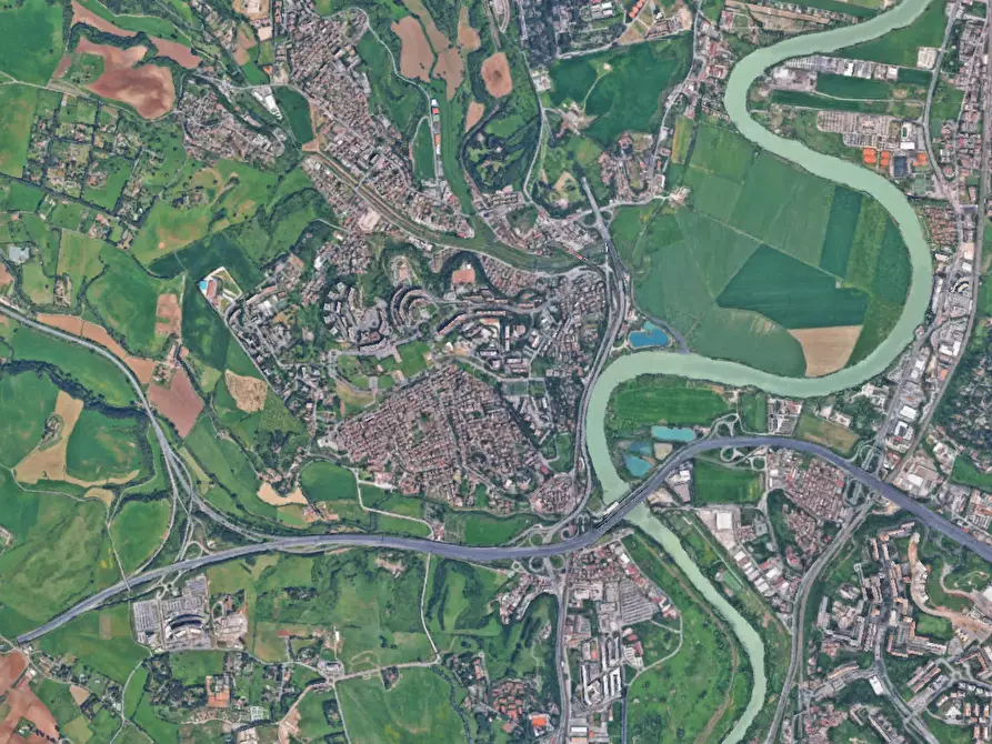 Immagine 6 di Garage in vendita  in Via Sirmione a Roma