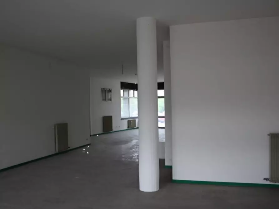 Immagine 5 di Negozio in vendita  in Via Ugo la Malfa a Susegana