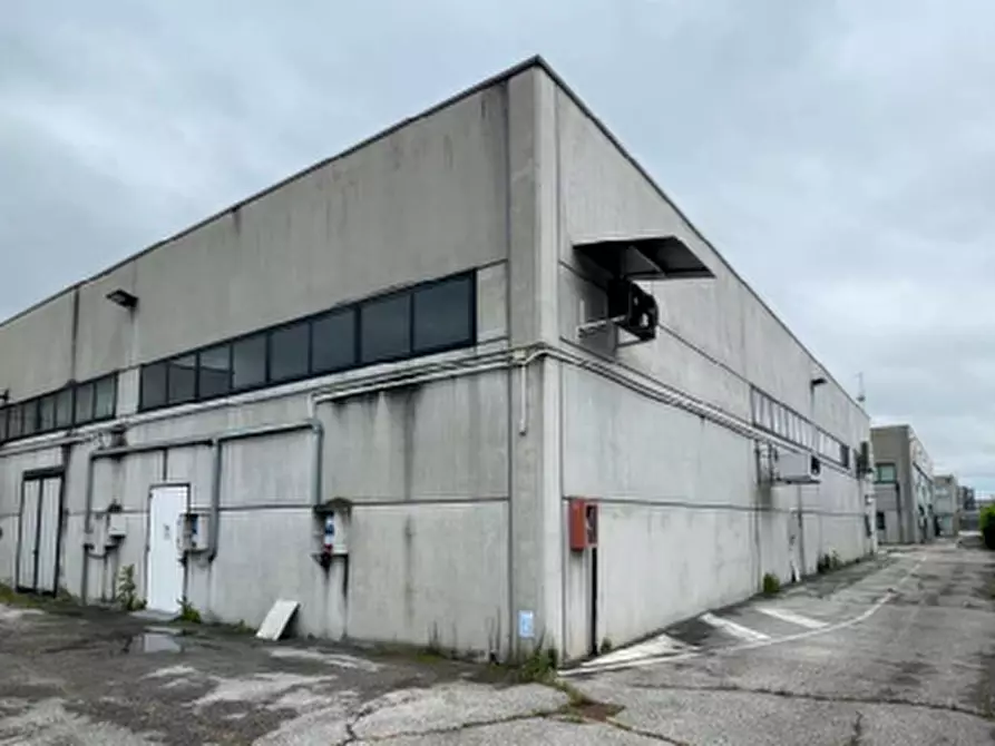 Immagine 3 di Magazzino in vendita  in Via Alessandro Volta a Veggiano