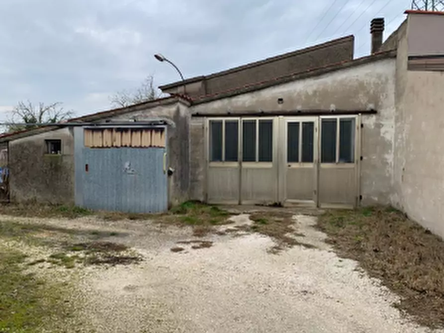 Immagine 1 di Magazzino in vendita  in Via Learco Guerra a Curtatone