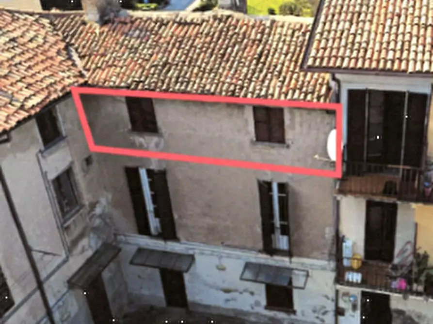 Immagine 2 di Appartamento in vendita  in Piazza Giulio Carcano a Erba