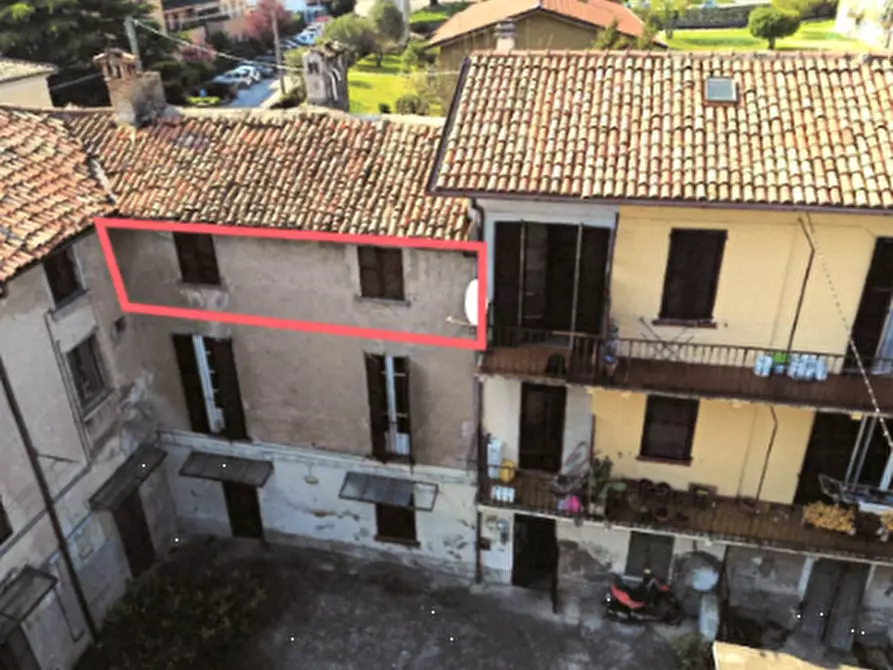 Immagine 6 di Appartamento in vendita  in Piazza Giulio Carcano a Erba