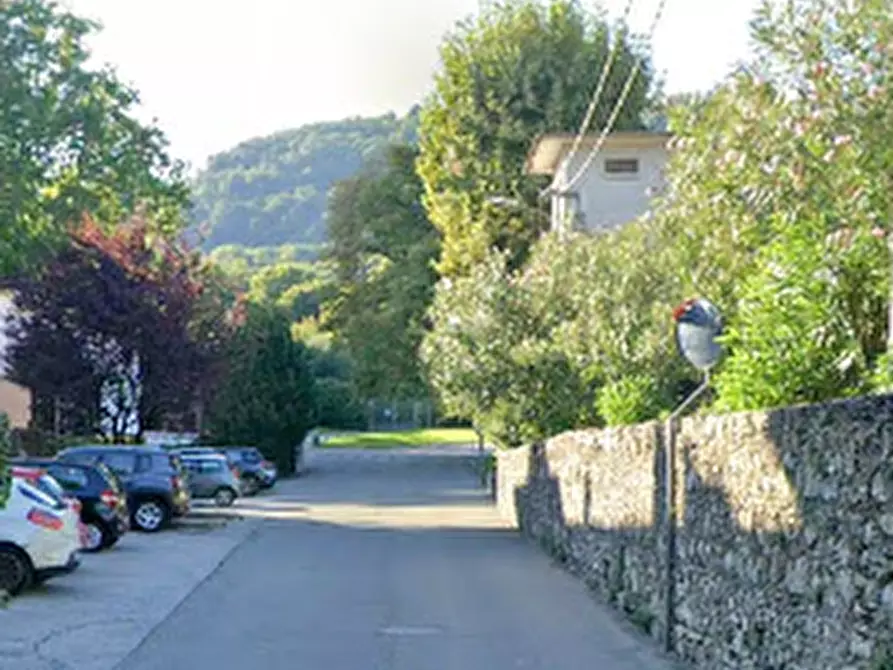 Immagine 14 di Appartamento in vendita  in Piazza Giulio Carcano a Erba