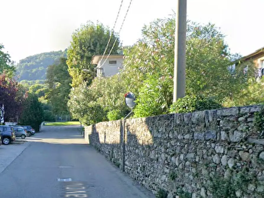 Immagine 15 di Appartamento in vendita  in Piazza Giulio Carcano a Erba