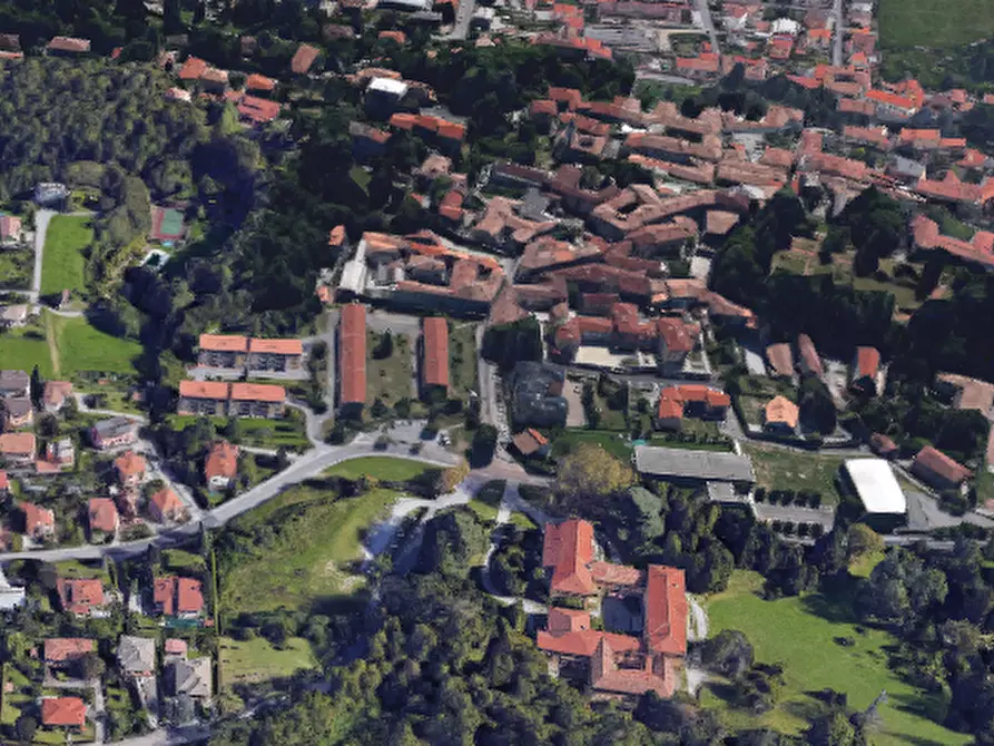 Immagine 19 di Appartamento in vendita  in Piazza Giulio Carcano a Erba