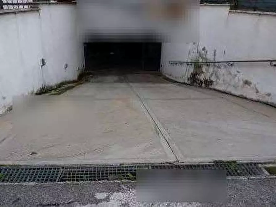 Immagine 2 di Garage in vendita  in Via della Magliana a Roma