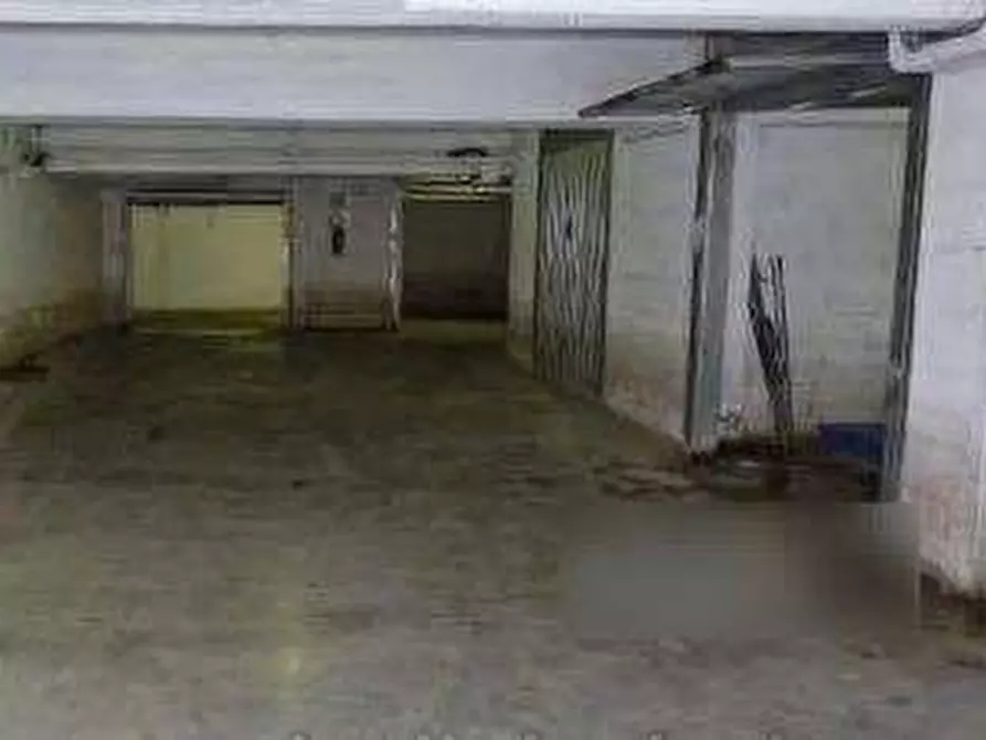 Immagine 4 di Garage in vendita  in Via della Magliana a Roma