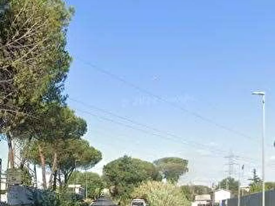Immagine 6 di Garage in vendita  in Via della Magliana a Roma