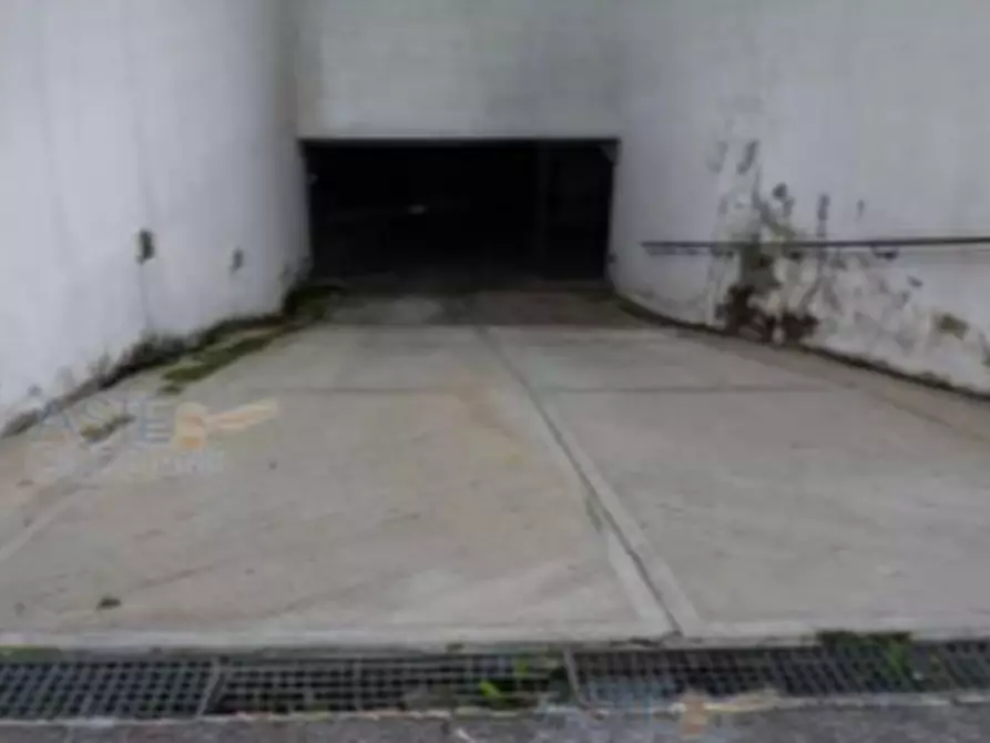 Immagine 1 di Garage in vendita  in Via della Magliana a Roma
