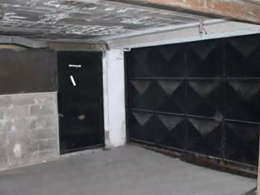 Immagine 5 di Garage in vendita  in Via della Rustica a Roma