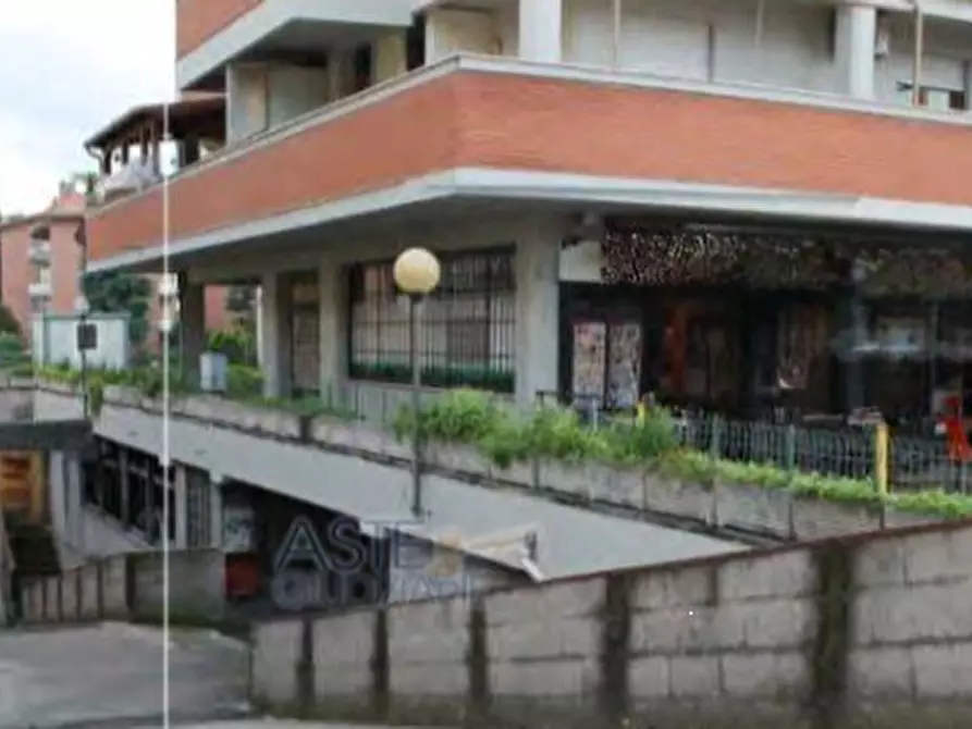 Immagine 2 di Garage in vendita  in Via della Rustica a Roma